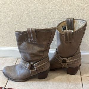Frye size 9 1/2 Carmen Harness boot stone grey Women’s